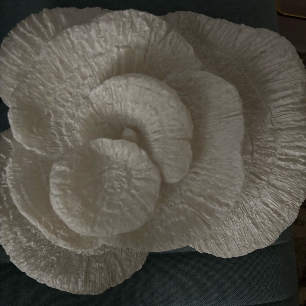 Elegant Cream Textured Flower Decor